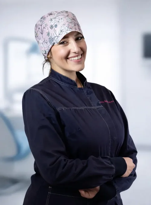 Professionista sanitaria sorridente con cappello rosa